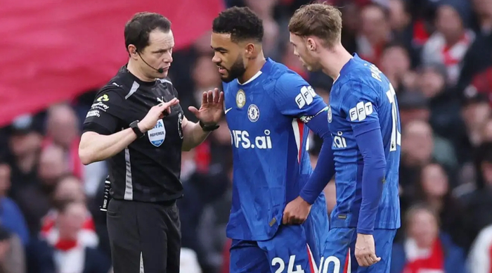 pg真人游戏-内维尔质疑VAR解释，克拉滕伯格怒批：切尔西被剥夺明显点球|阿森纳|马克-克拉滕伯格|加里-内维尔|里斯·詹姆斯|德克兰-赖斯_新浪体育_新浪新闻